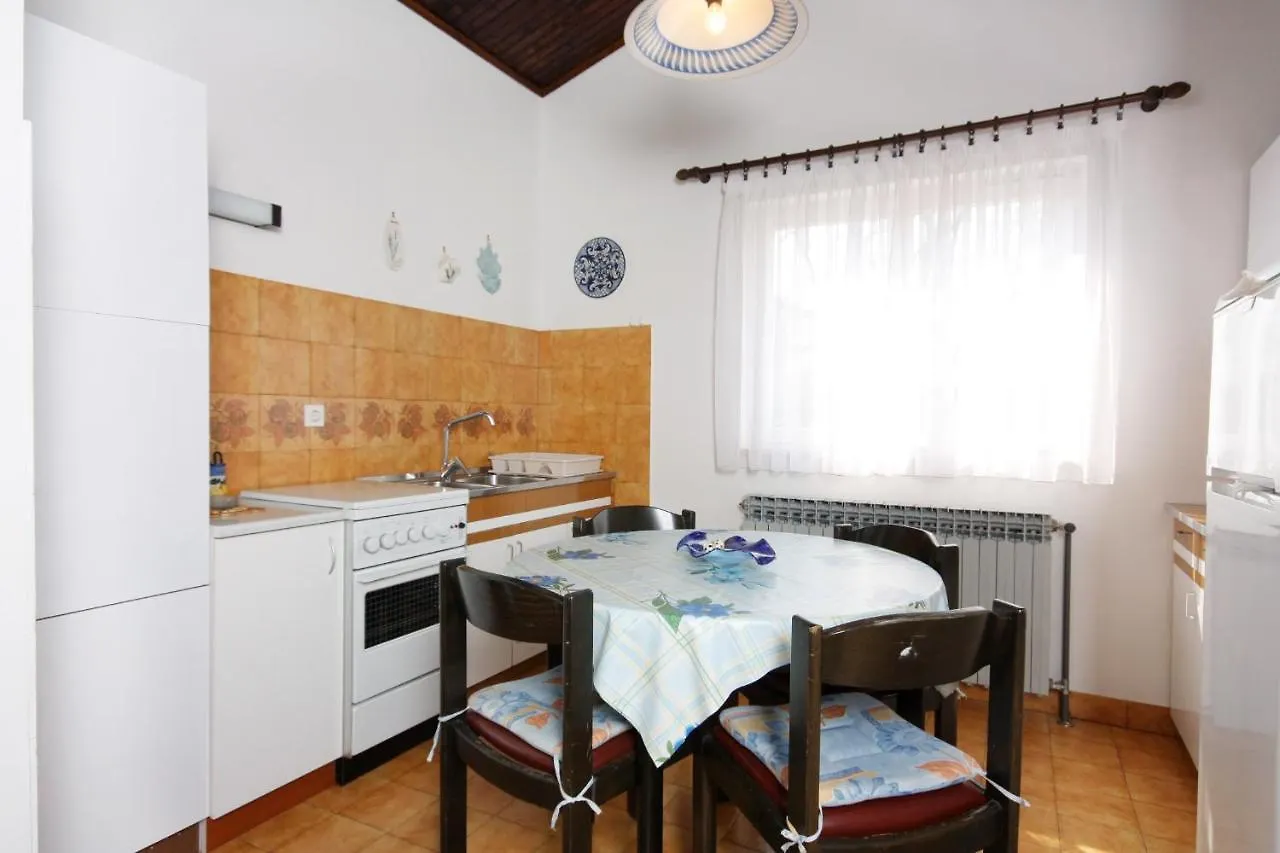 Apartments By The Sea Vantacici, Krk - 5292 Malinska